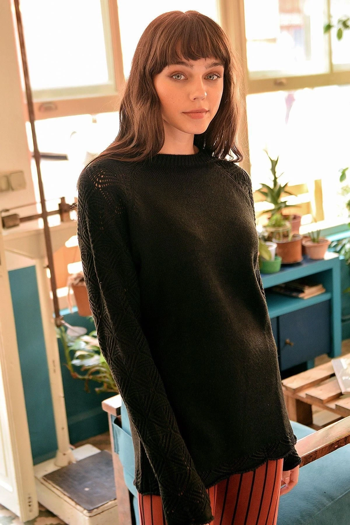 Kadın Siyah Uzun Kol Detaylı Yumuşak Dokulu Triko Düz Kesim Standart Boy Bluz Kazak