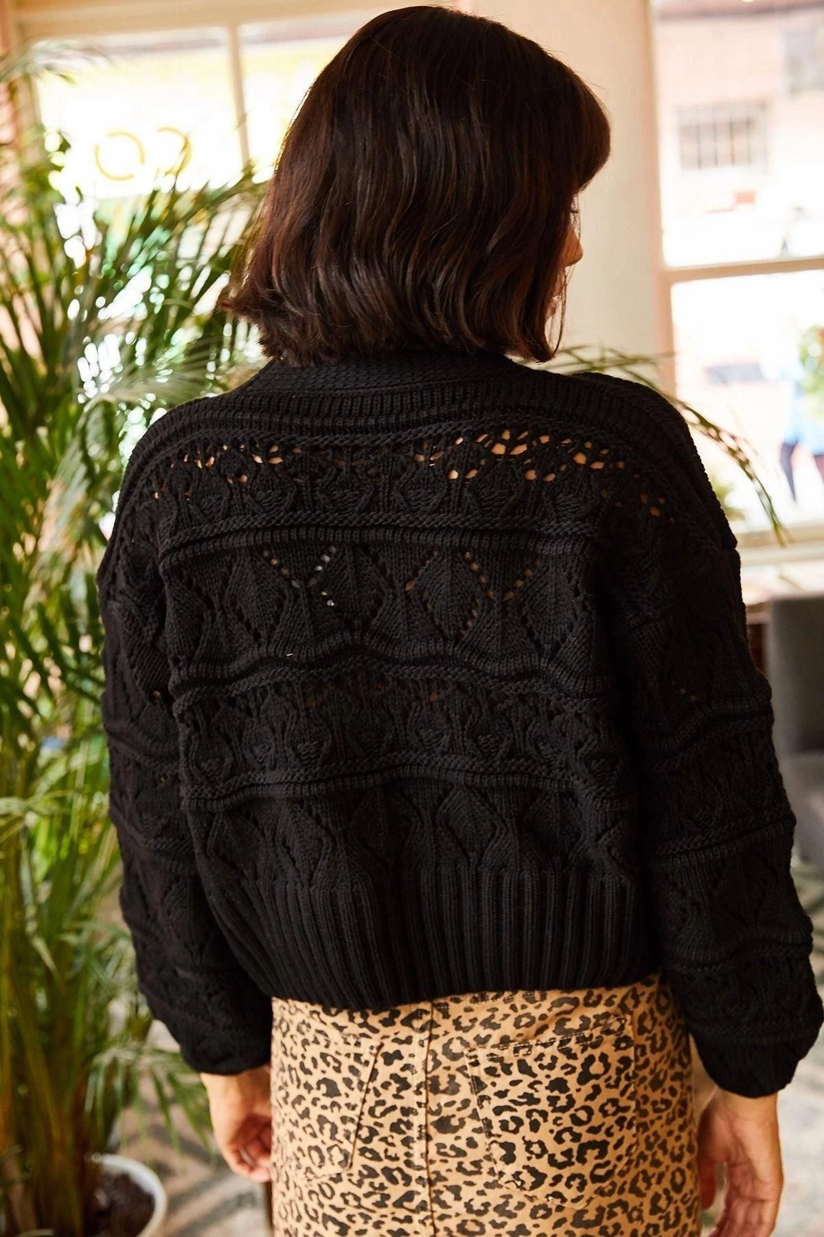 Kadın Siyah V Yaka Düğmeli Yumuşak Dokulu Uzun Kol Hırka - Düz Kesim, Standart Boy.