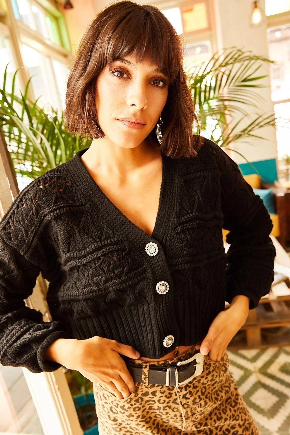 Kadın Siyah V Yaka Düğmeli Yumuşak Dokulu Uzun Kol Hırka - Düz Kesim, Standart Boy.