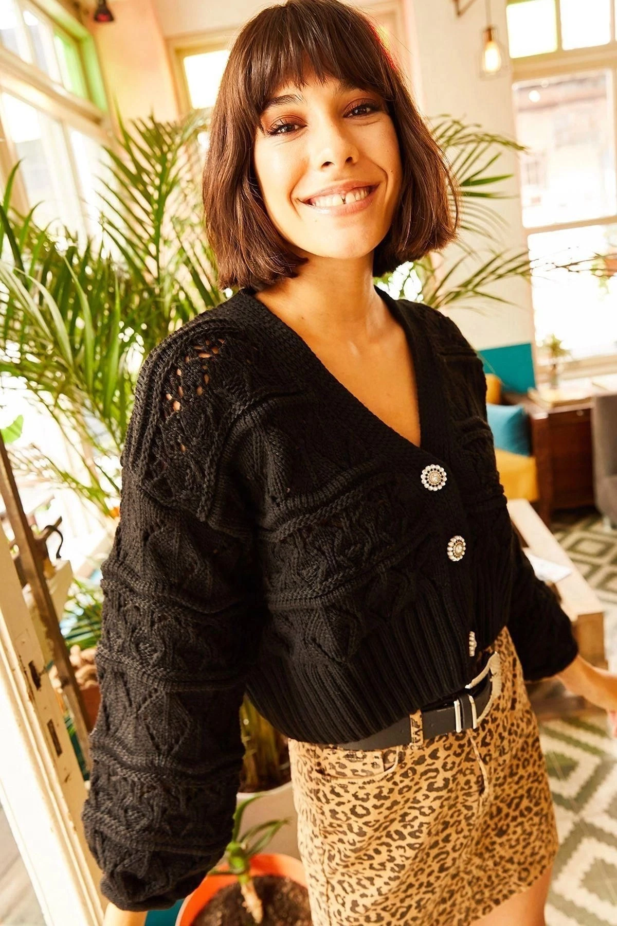 Kadın Siyah V Yaka Düğmeli Yumuşak Dokulu Uzun Kol Hırka - Düz Kesim, Standart Boy.