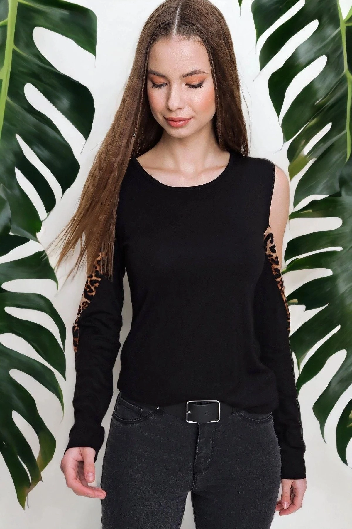 Kadın Siyah Yuvarlak Yaka Uzun Kol Leopar Desenli, Omuz Dekolteli Regular Kesim Standart Boy Bluz