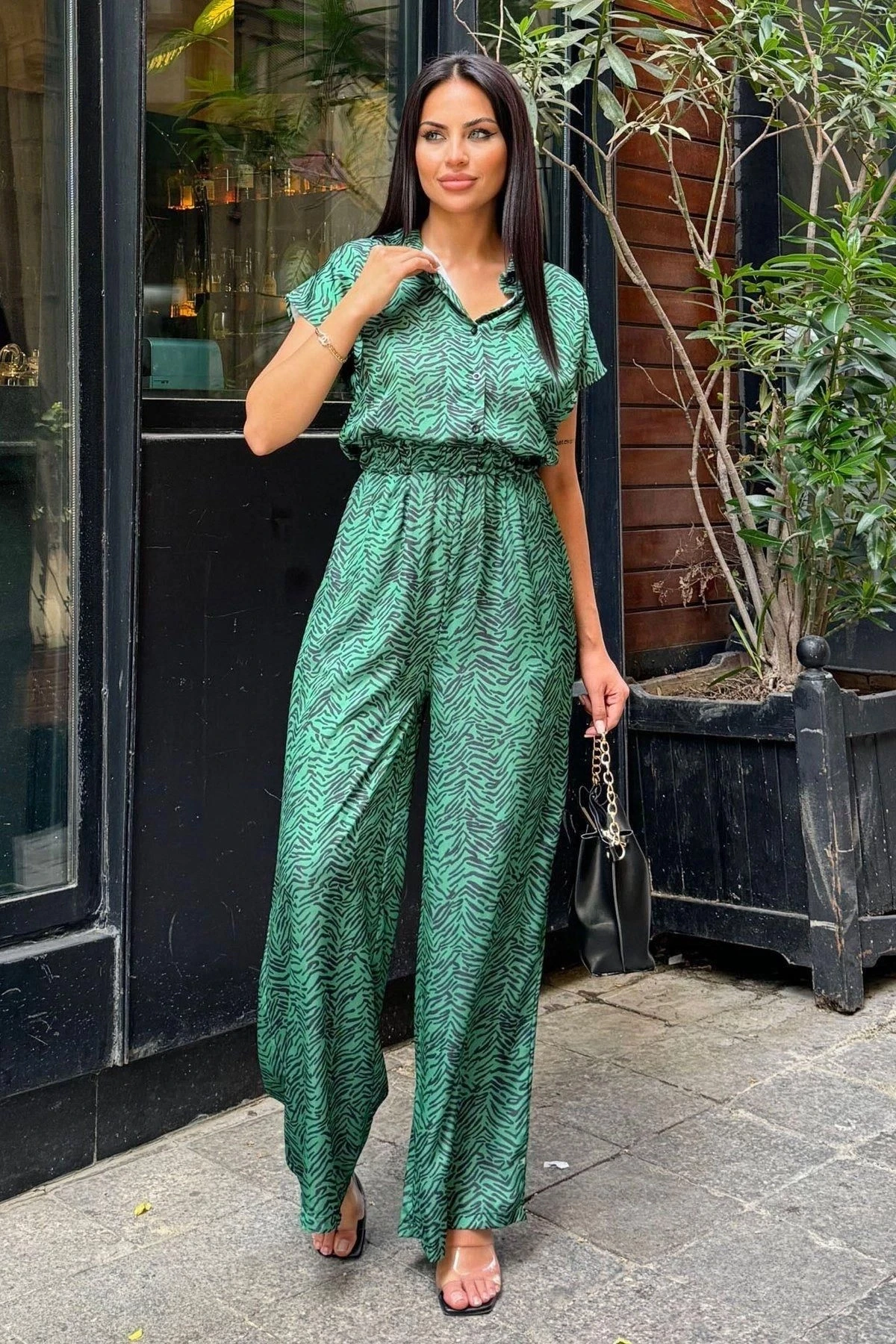 Kadın Yeşil Desenli, Yarım Kol Ve Yarım Patlı Gömlek Yaka, Beli Lastikli, Salaş Uzun Saten Tulum