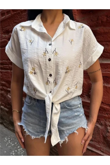 Beyaz Çiçek Nakışlı Bağlamalı Düğmeli Gömlek