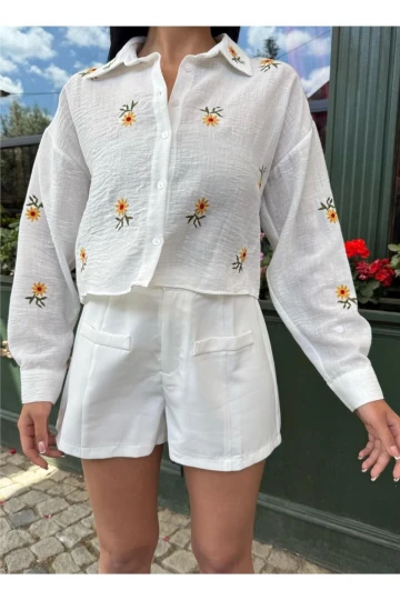 Beyaz Çiçek Nakışlı Kısa Kol Gömlek