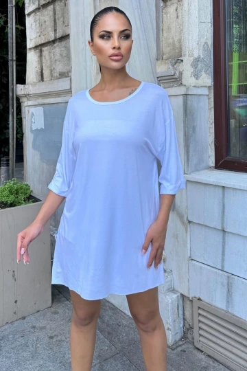 Kadın Beyaz Yuvarlak Yaka, Duble Manşetli Yarım Kol, Yan Yırtmaçlı, Rahat Kesim, Uzun Salaş Bluz