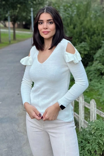 Kadın Ekru V Yaka, Uzun Kol, Vucüda Oturan Esnek Kumaş, Omuzları Fırfır Detaylı, Triko Bluz