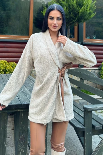 Bej Kruvaze Yaka, Deri Kuşaklı, Kuzu Peluş Hırka Ceket