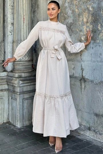 Bej Kuşaklı, Dantel Detaylı, Maksi Lotus Elbise