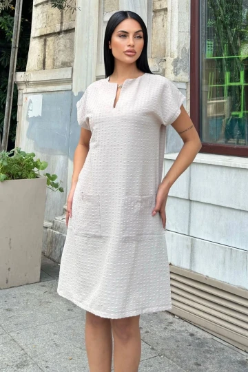 Bej Lotus Dokulu Cep Detaylı Midi Elbise