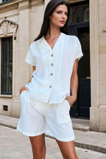Beyaz Gömlek Yaka, Tahta Düğme Detaylı Gömlek Ve Cep Detaylı Şort Takım
