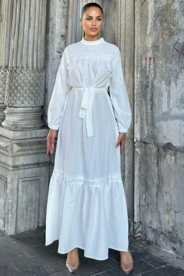 Beyaz Kuşaklı, Dantel Detaylı, Maksi Lotus Elbise