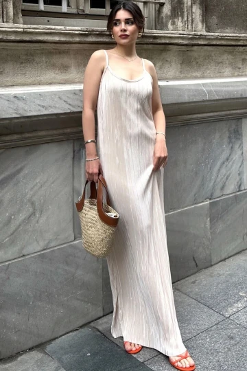 Kadın Bej İnce Askılı, V Yaka, Yırtmaç Detaylı, Uzun Pliseli Elbise