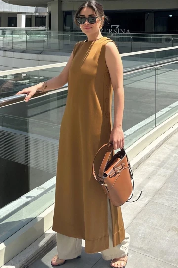 Kadın Kahve Kolsuz, Yuvarlak Yaka, Derin Yırtmaçlı, A Kesim Likralı Tunik Elbise