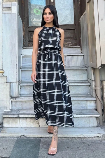 Kadın Siyah Ekose Desenli, Halter Yaka, Kendinden Kemerli Uzun Salaş Elbise