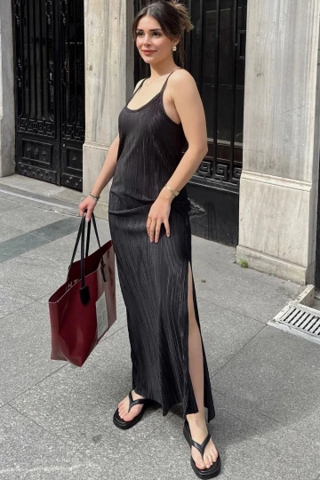 Kadın Siyah İnce Askılı, V Yaka, Yırtmaç Detaylı, Uzun Pliseli Elbise