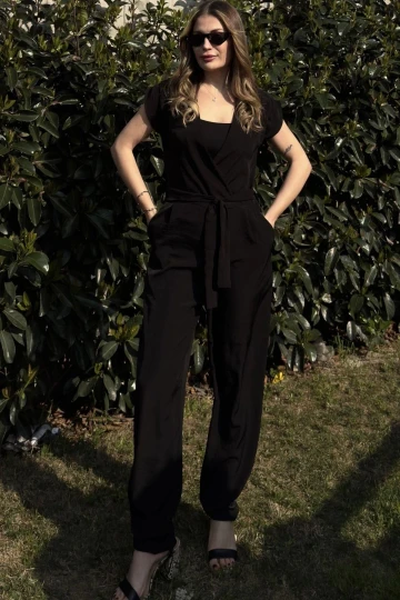 Kadın Siyah Kısa Kol, Kruvaze Yaka, Beli Kuşaklı Rahat Tulum