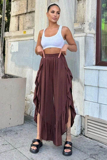 Kahve Bohem Tarz, Yüksel Bel, Derin Yan Yırtmaçlı, Fırfırlı Asimetrik Kesim, Salaş Etek Pantolon