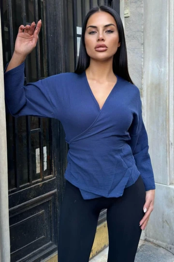Lacivert Kruvaze Yaka, Çapraz Bağlamalı, Flare Kollu, Salaş Müslin Bluz