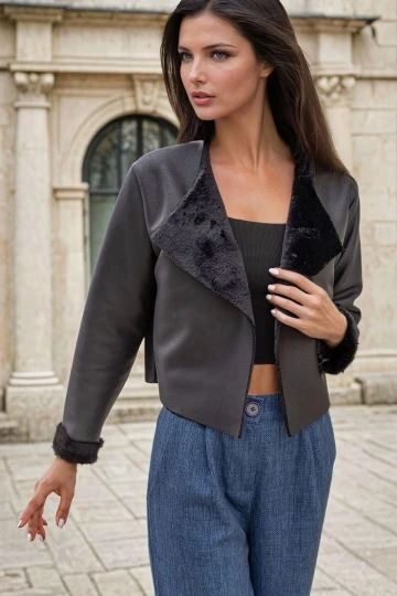 Siyah Modern Kesim, Yaka Detaylı, Kısa Deri Ceket