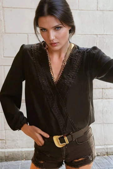 Siyah Yakası Güpürlü, Kolları Lastik Detaylı, Uzun Kollu Bluz