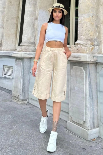 Kadın Bej Beli Lastikli Yanı Düğmeli Kendinden Dokulu Cepli Bermuda Şort