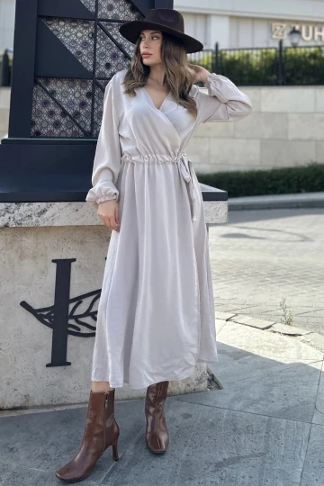 Kadın Bej Kruvaze Yaka, Yırtmaçlı, Beli Kuşaklı, Kol Bilekleri Lastikli, Salaş, Uzun Elbise