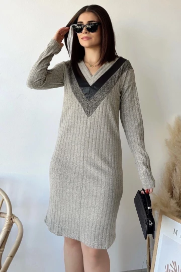 Kadın Bej V Yaka Garnili Kendinden Desenli Elbise Uzun Kollu Midi Boy Diz Üstü Triko Elbise