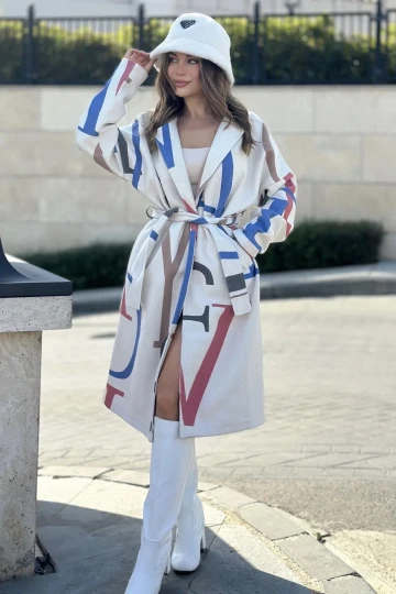 Kadın Ekru Astarlı, Ceket Yaka, Beli Kemerli, Rahat Kalıp, Digital Harf Baskı, Uzun Kaşe Kaban