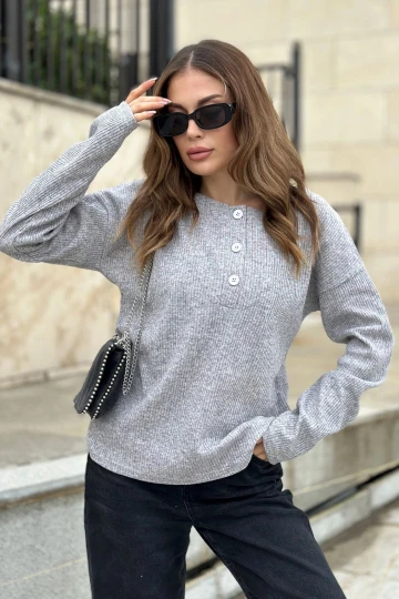 Kadın Gri Yumuşak Dokulu Düğmeli Triko Kazak, Uzun Kol, Regular Kesim, Standart Boy.