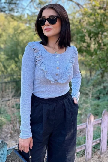 Kadın Gri Yuvarlak Yaka, Uzun Kol, Fırfır Detaylı Yarım Patlı Çıtçıtlı Kaşkorse Bluz