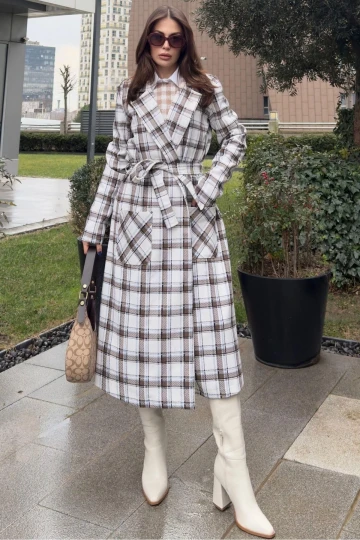 Kadın Kahve Kruvaze Yaka, Kemerli, Çift Cepli, Salaş Kesim Uzun Ekose Trençkot