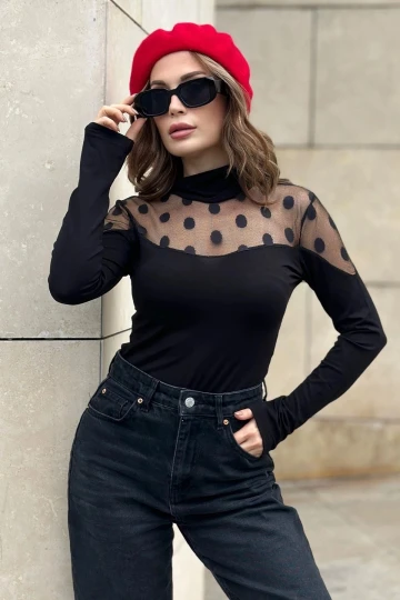 Kadın Siyah Balıkçı Yaka, Vücuda Oturan Kesim Esnek Kumaş, Puantiyeli Transparan Omuz, Örme Bluz