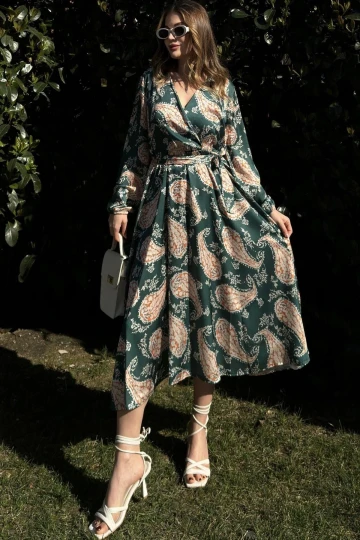 Kadın Yeşil Kruvaze Yaka, Beli Kuşaklı, Kol Bilekleri Lastikli, Salaş, Uzun Saten Elbise