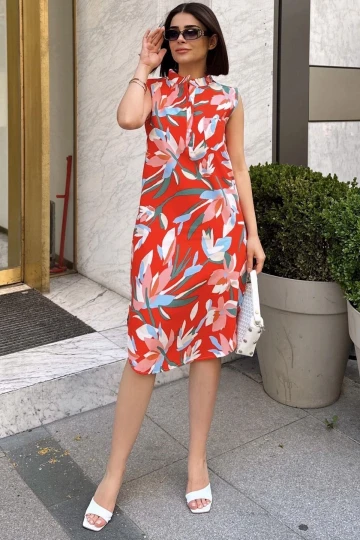 Kırmızı Hakim Yaka, Sıfır Kol, Baskılı Yazlık Kumaş, Eteği Oval, Yarım Patlı, Cepli Midi Elbise