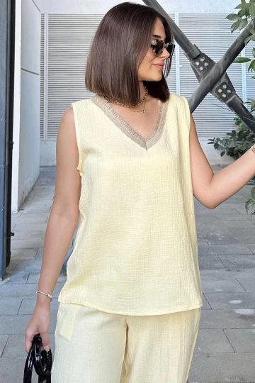Sarı Hasır Detaylı V Yaka, İthal Müslin Kumaş, Basic Kesim, Salaş Kolsuz Bluz & Atlet