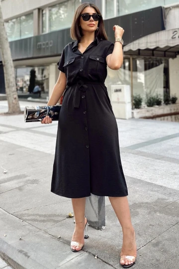 Siyah Kısa Kol, Gömlek Yaka, Düz Desen, Çift Cepli, Aerobin Kumaş, Kuşaklı Dizaltı Elbise