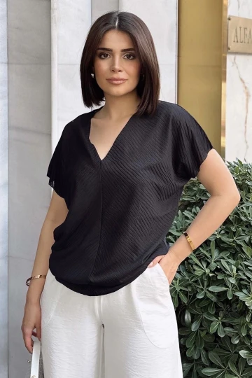 Siyah V Yaka, Kısa & Yarasa Kol, Kendinden Dokulu Kumaş, Basic Kalıp/Kesim, Salaş Bluz & T-Shirt