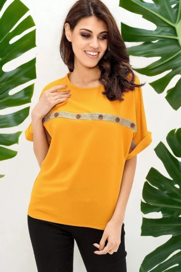 Kadın Hardal Bisiklet Yaka Rahat Hasır Düğme ve Şerit Detaylı Kısa Kollu Salaş Airobin Bluz