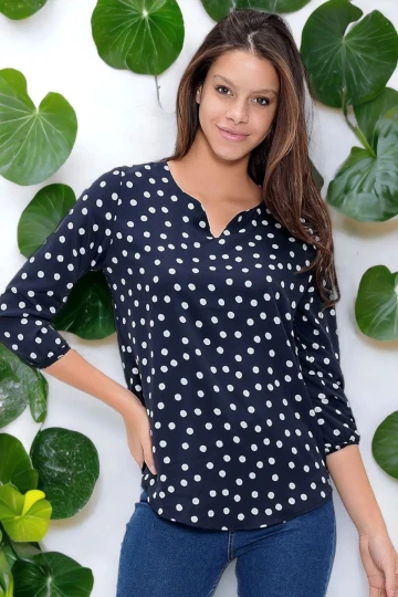 Kadın Lacivert Yakası Yırtmaçlı Krep Bluz Truvakar Kol Puantiyeli ve Giy Çık - Tesettüre Uygun