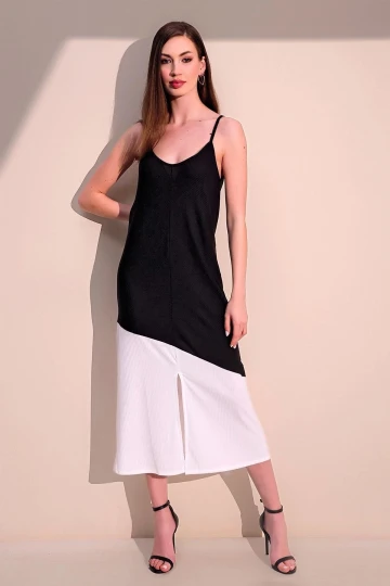 Kadın Siyah & Beyaz Rahat Asimetrik Bloklu Yırtmaçlı Askılı Uzun Elbise