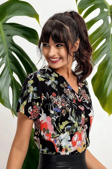 Kadın Siyah Çiçek Desenli, Kısa Kol Gömlek (DÜZ KESİM, STANDART BOY)