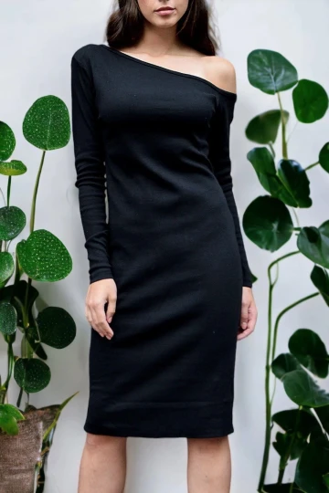 Kadın Siyah Kayık Yaka Uzun Kol Omuz Dekolteli Regular Kesim Midi Boy Diz üstü Elbise