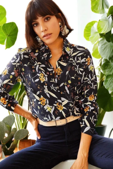 Kadın Siyah Klasik Yaka Çiçek Desenli Uzun Kol Gömlek, Regular Kesim, Standart Boy