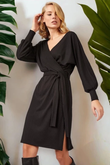 Kadın Siyah Kruvaze Yaka Yırtmaç Detaylı Uzun Kol Kemerli Rahat Kesim Midi Boy Diz üstü Elbise