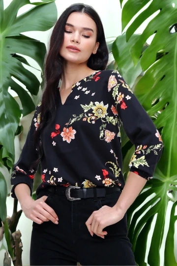 Kadın Siyah Truvakar Kol Çiçek Desenli Regular Kesim Standart Boy Bluz